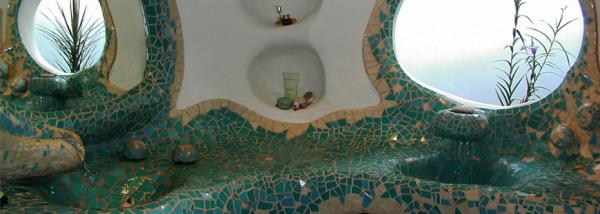 lavamanos con formas orgánicas y acabado en mosaico