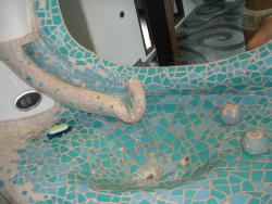 Lavamanos de mosaico con caída de agua en tobogán y llaves esféricas de mosaico