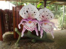 Lavamanos de cemento con forma de flor de orquidea