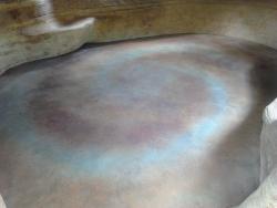 Suelo de sala de masajes en cemento pulido con diseño de nebulosa 